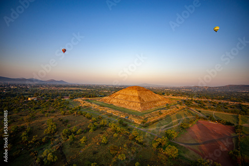 Vista aérea de Teotihuacan y globos aerostáticos 