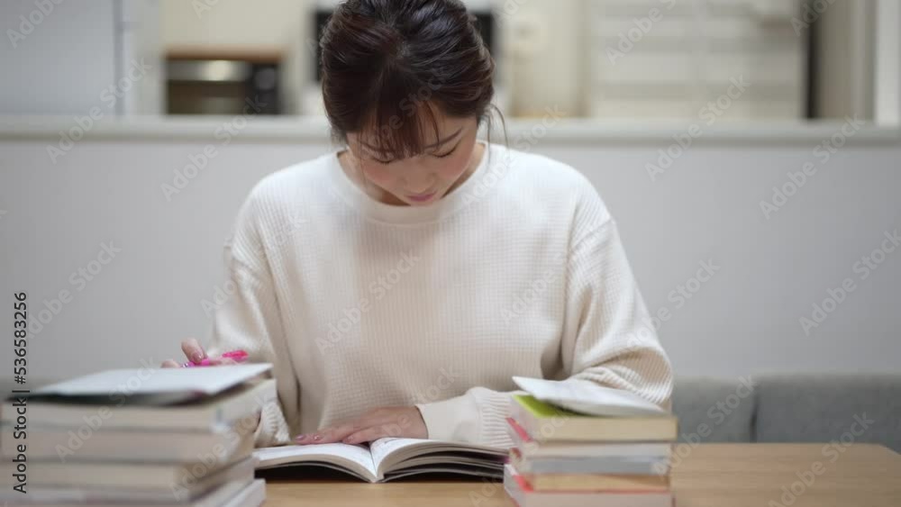 自宅で勉強する女性 自宅で勉強する女性