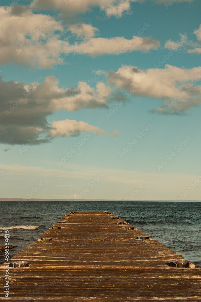 muelle en el lago