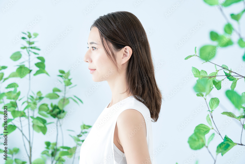 若い女性と植物 若い女性と植物