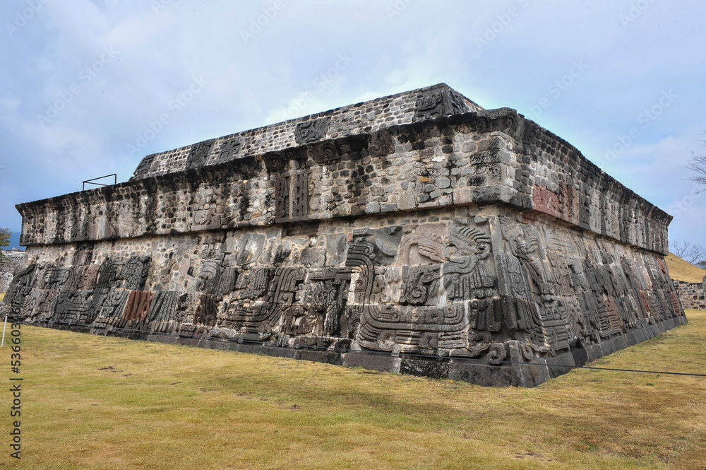 Templo de la serpiente emplumada Quetzalcóatl, en el sitio arqueológico de Xochicalco.