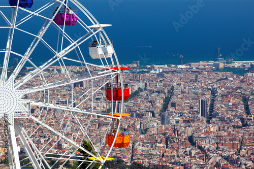 Barcelona Tibidabo widok na miasto diabelski młyn wesołe miasteczko i Tibidabo wheel