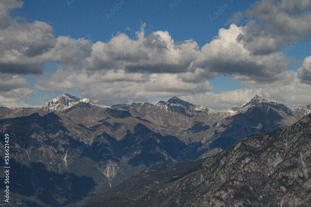 Gipfel über Chiavenna im Fokus; Blick vom Monte Berlinghera auf Pizzo Stella (3163m), Cima de Lägh (3083m) und Piz Gallagiun (3107m)