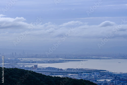 神戸市東灘区の高台、渦森台展望公園より神戸市街地と大阪湾を臨む photo