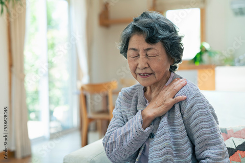 肩こりに悩むシニア女性 photo