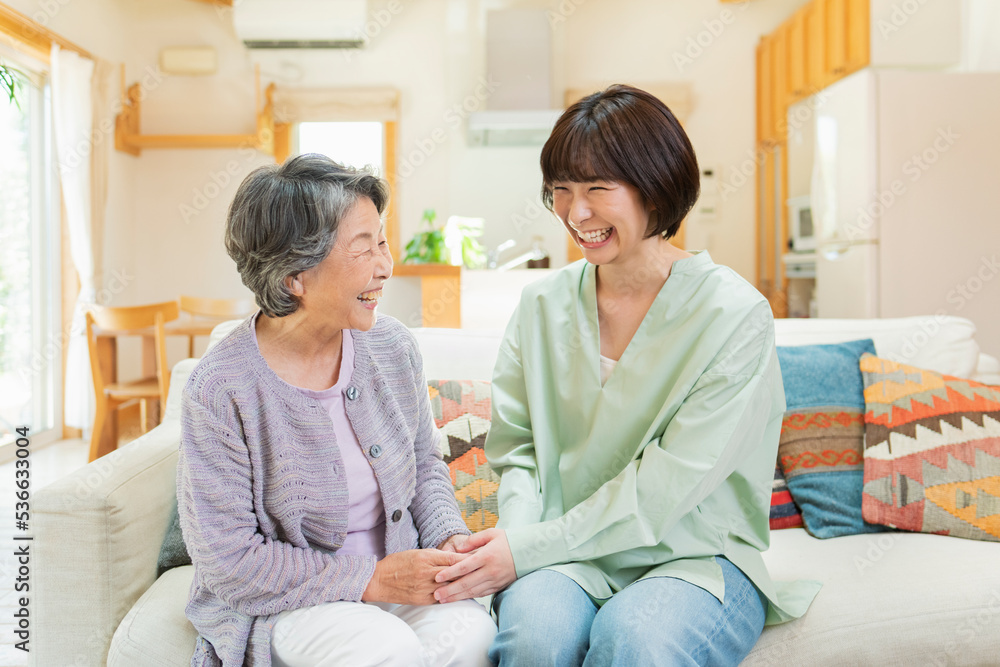 自宅 祖母と孫 自宅 祖母と孫