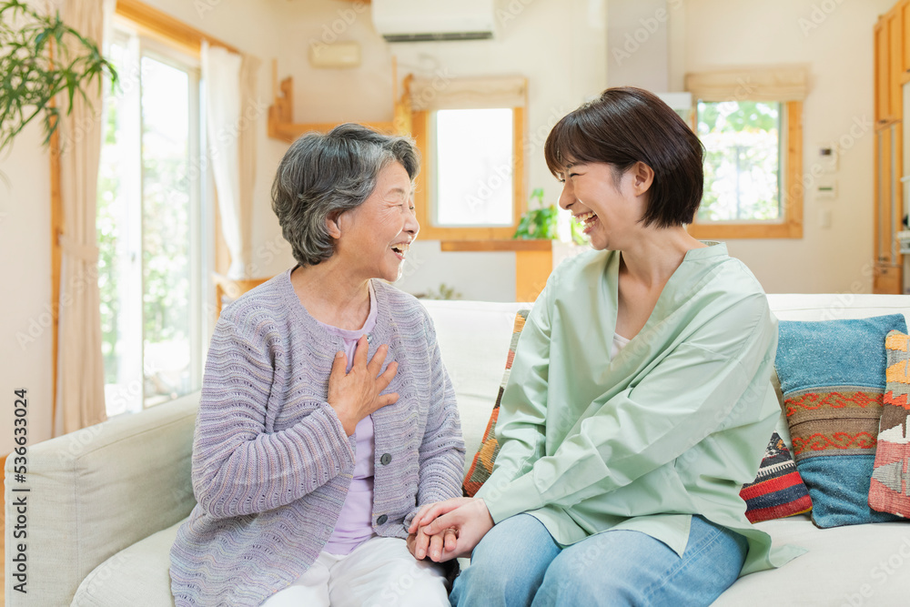 Obraz premium 自宅 祖母と孫