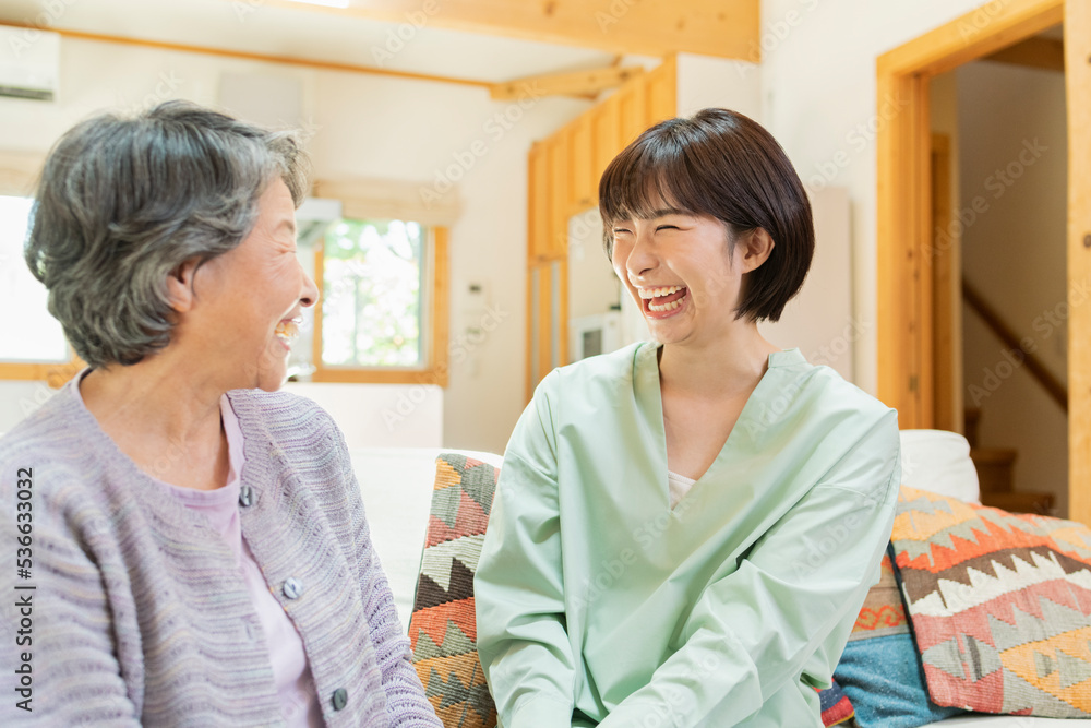 Obraz premium 自宅 祖母と孫