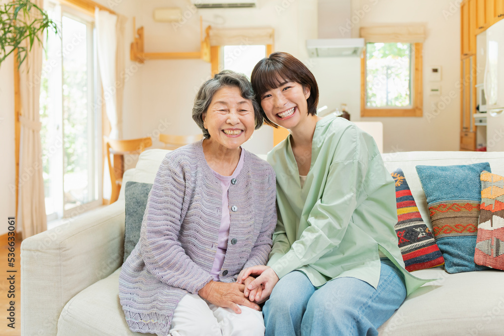 自宅 祖母と孫 自宅 祖母と孫