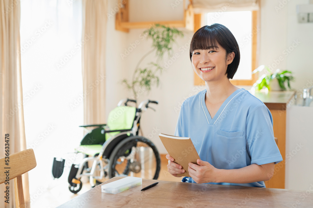 日誌を書く女性医療従事者 日誌を書く女性医療従事者
