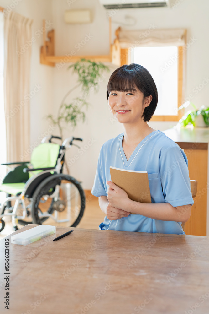 日誌を書く女性医療従事者