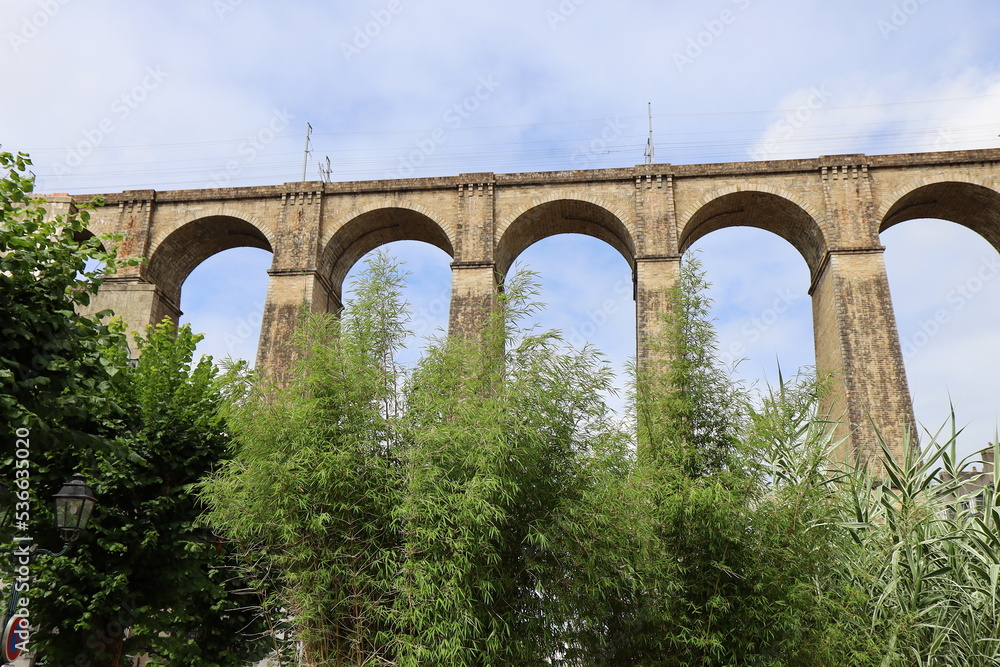 Fototapeta premium Le viaduc de Morlaix, viaduc ferroviaire sur la rivière de Morlaix, ville de Morlaix, département du finistère, Bretagne, France