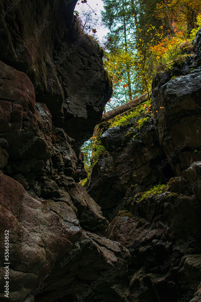 Fototapeta premium Breitbachklamm bei Herbst