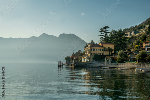 Canvastavla Idyllic winter landscape on lake Como with prosperous villa  (old) and amazing p