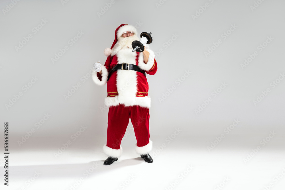 Full length photo of real Santa Claus doing fit exercise. Christmas time. Xmas vibes. A lot of copy space Full length photo of real Santa Claus doing fit exercise. Christmas time. Xmas vibes. A lot of copy space