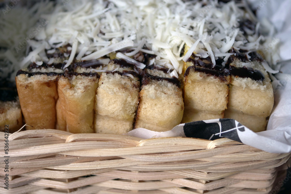 Obraz premium Toast with chocolate and cheese topping