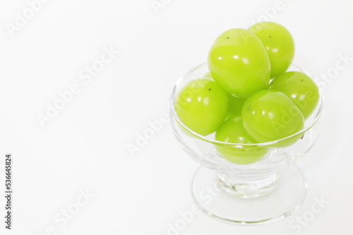 ガラス容器に盛られたシャインマスカット