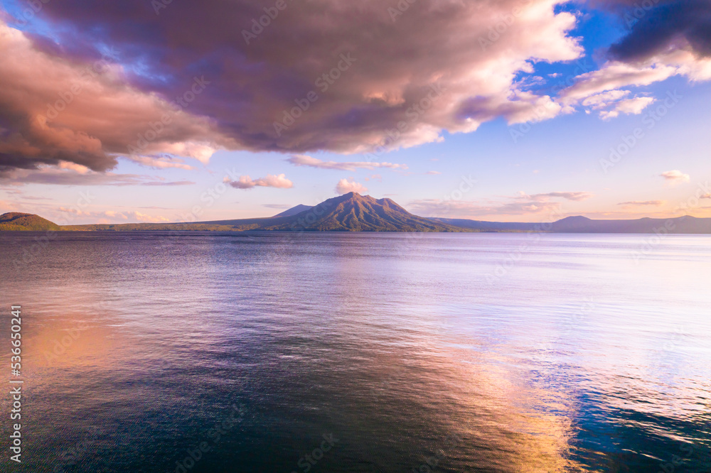 支笏湖の美しい湖面と風不死岳の夕暮れの風景
