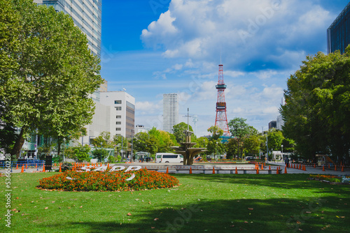 快晴の日　大通公園から見上げる、さっぽろテレビ塔