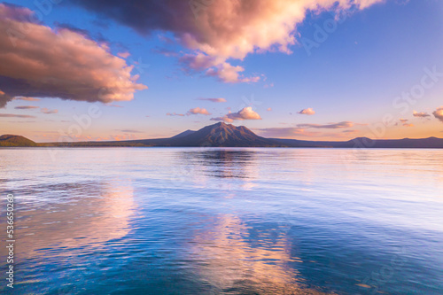 支笏湖の美しい湖面と風不死岳の夕暮れの風景