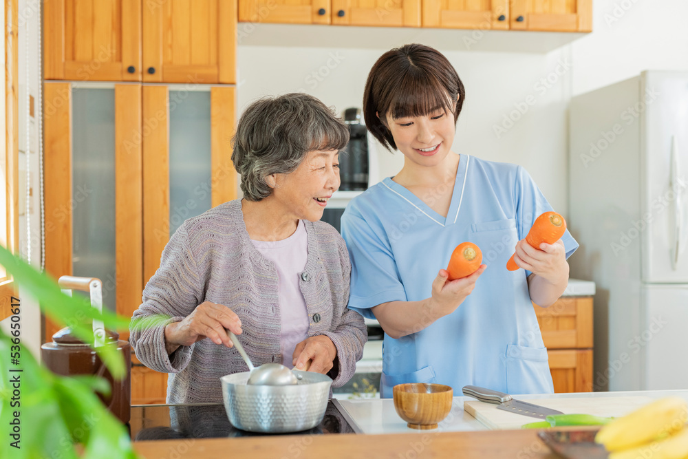 © One - 利用者と食事を作る女性介護士 © One - 利用者と食事を作る女性介護士