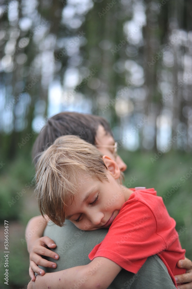 Pai com filho abraço apertado Pai com filho abraço apertado