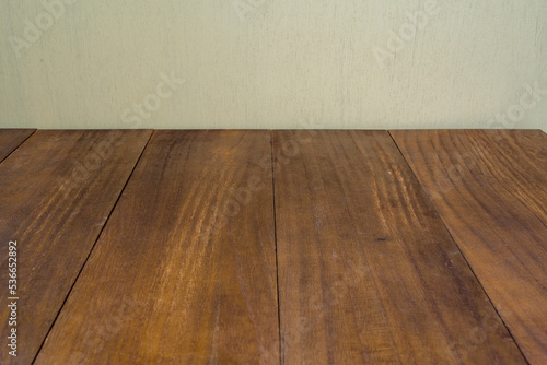 木目の床、ベージュの壁の背景 © snowdrop