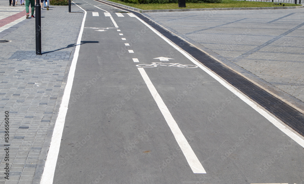 Obraz premium Marking of the traffic lane marking the bike path on the sidewalk