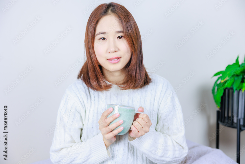 マグカップを持つ女性