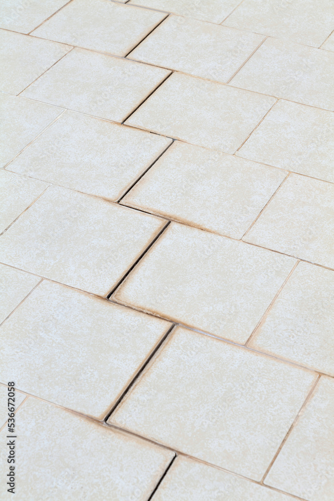 Naklejka premium Pavimento con mattonelle da riparare