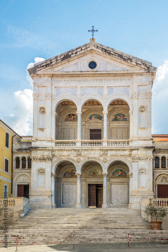 Fototapeta premium View at the Cathedral of San Pietro Apostolo and San Francesco in the streets of Massa - Italy