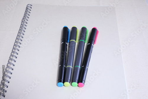 白いノートと各色のマーカーペン