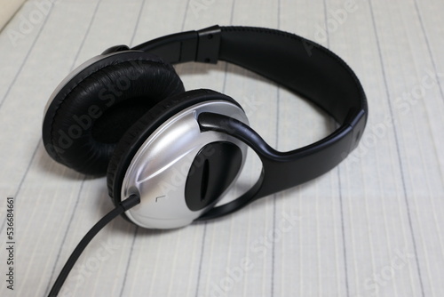 シルバーのステレオヘッドフォン