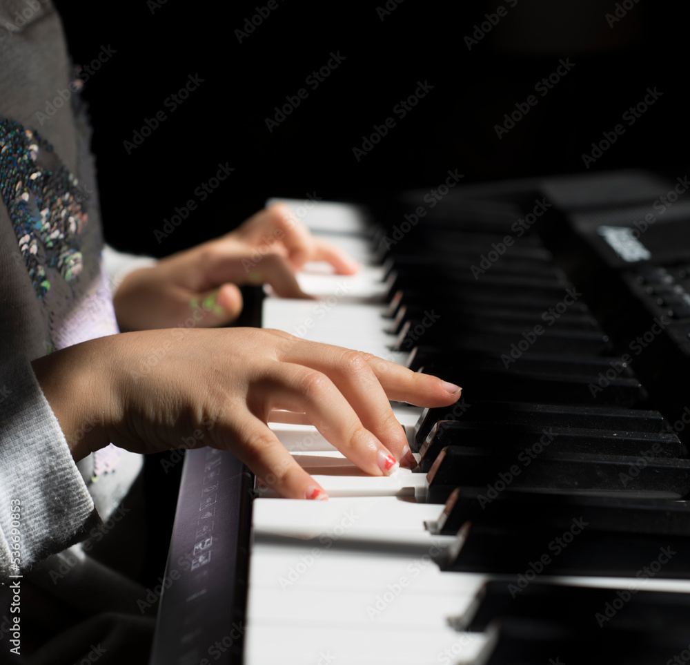 Obraz premium Hands playing an electronic piano