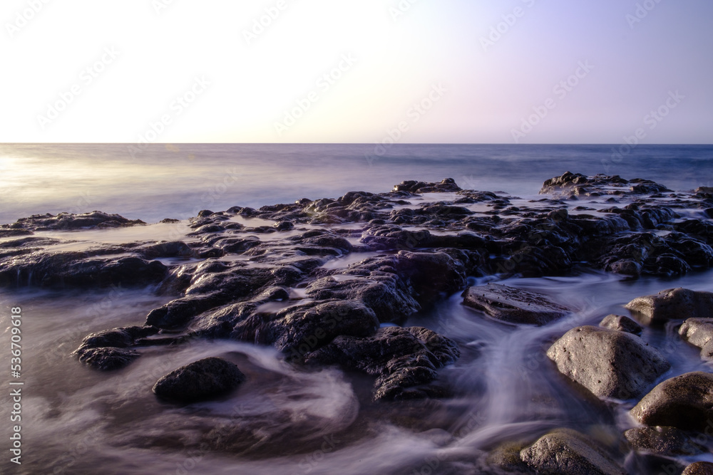 Obraz premium sunset and waves over the sea