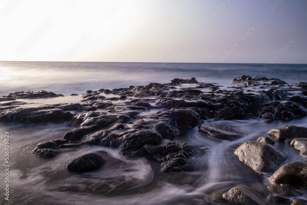 Obraz premium sunset and waves over the sea