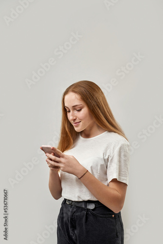 Foto Female teenage typing or messaging on smartphone