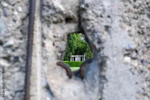 Fotografie On the other side of the wall