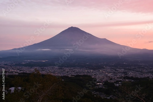 早朝の富士宮と富士山