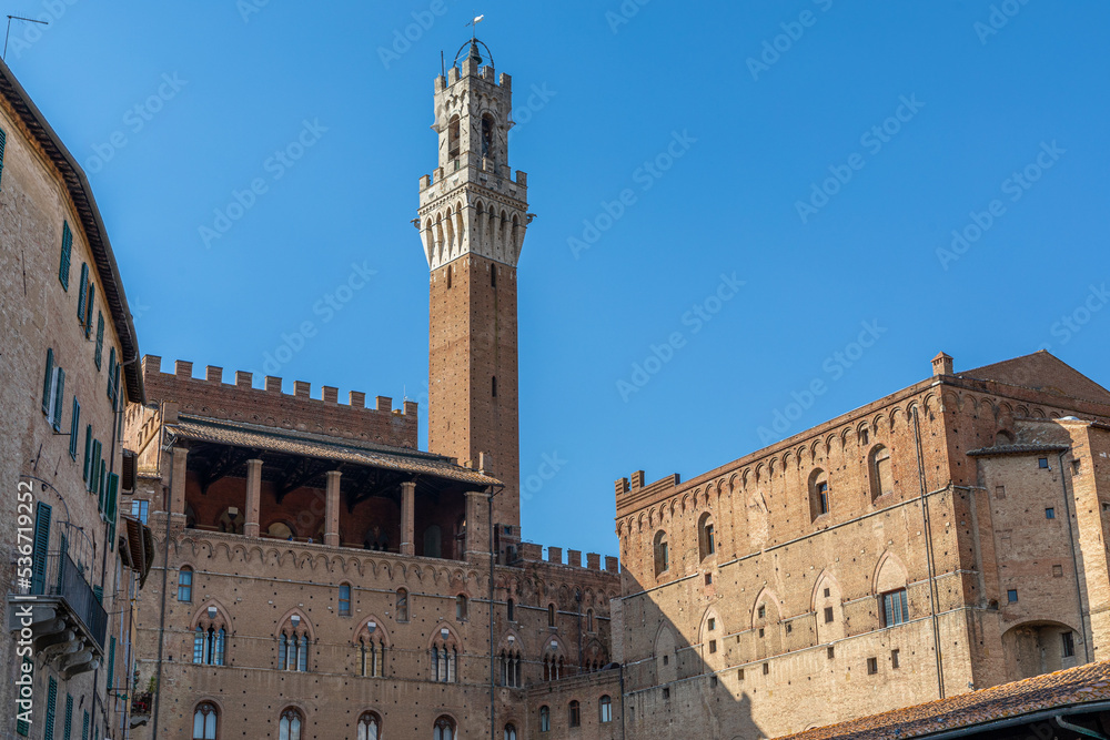 Palazzo Pubblico et Torre del Mangia, à Sienne, Italie, depuis la Piazza Mercato