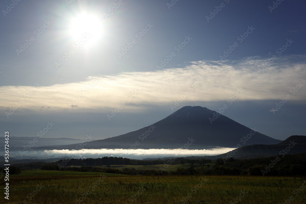 秋の朝日と雲と羊蹄山