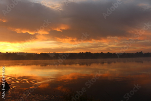 Piękny wschód słońca nad rzeką w jesienny poranek. © SZYMON