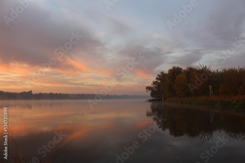 Piękny jesienny wschód słońca nad rzeką we mgle. © SZYMON