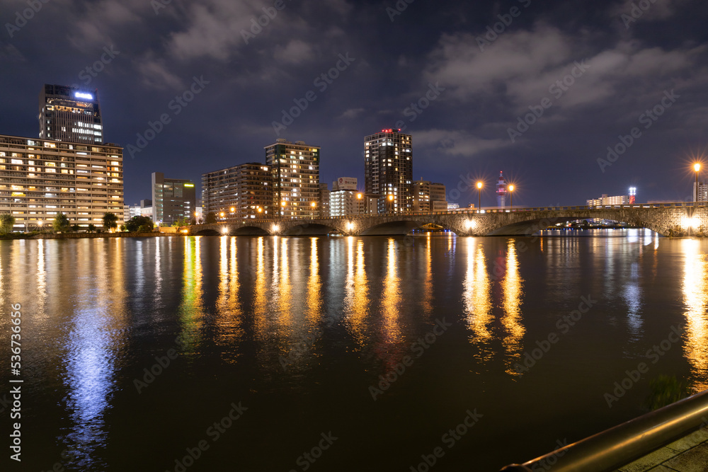 新潟市の萬代橋の夜景