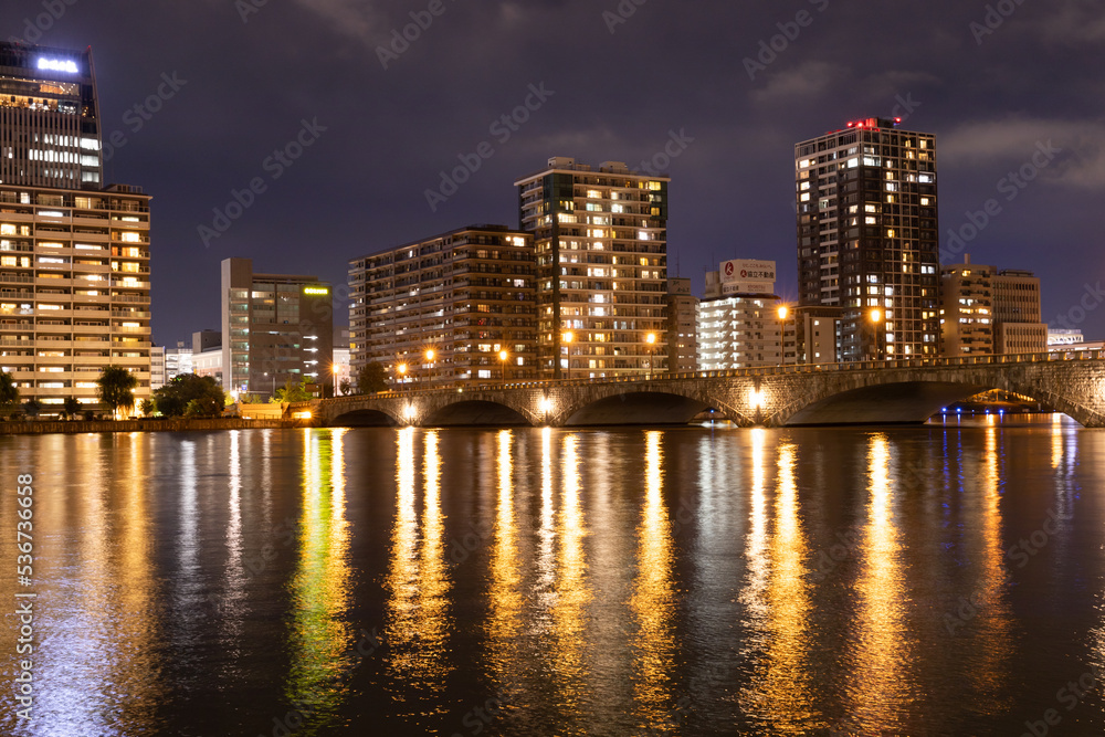 新潟市の萬代橋の夜景