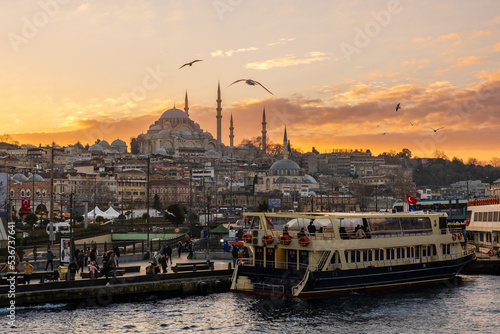 Atardecer Estambul Suleiman Bósforo con  gaviotas y barca. photo