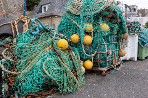 Gelagerte Fischernetze im Hafen