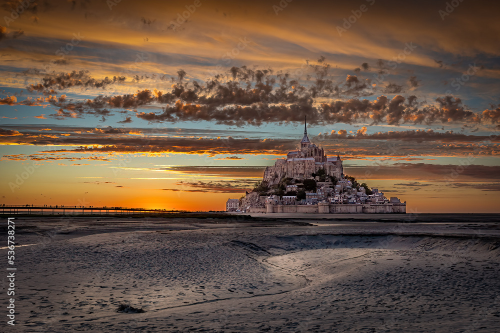 Fototapeta premium Le Mont-Saint-Michel bei Sonnenuntergang