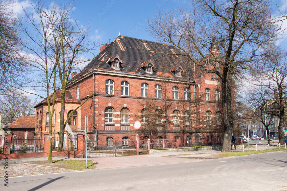 Naklejka premium Abandoned and neglected brick building on a sunny autumn day. Autumn.