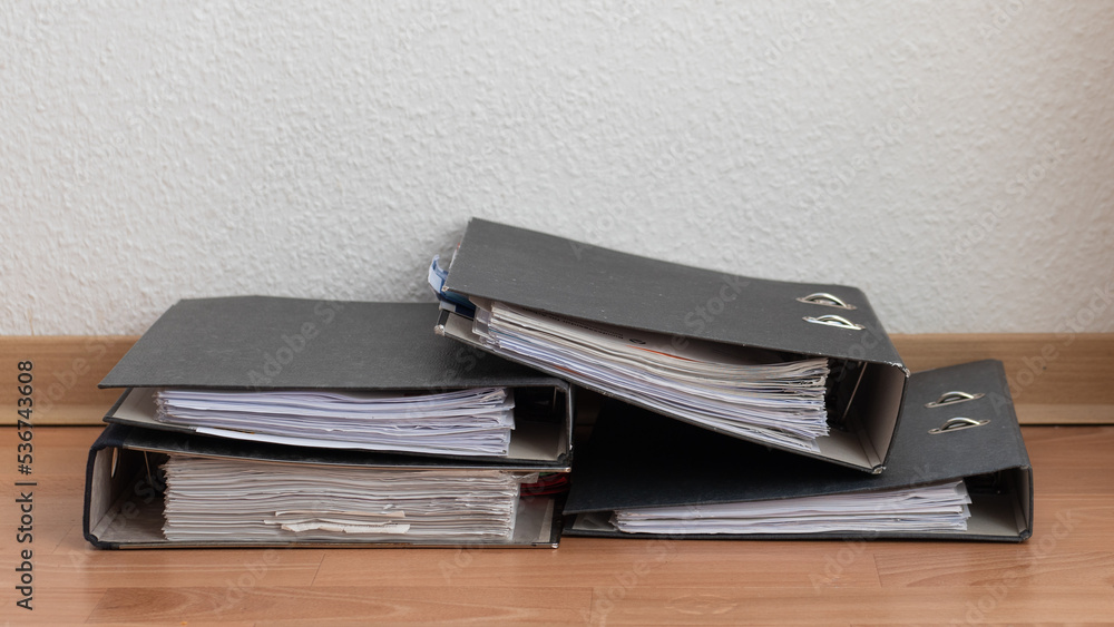 Buchhaltung: chaotischer Stapel von Ordnern mit Unterlagen | Haufen Aktenordner mit Dokumenten, Büro, Finanzen, Studium, Buchhaltung, Steuer | Platz für Text und Design Buchhaltung: chaotischer Stapel von Ordnern mit Unterlagen | Haufen Aktenordner mit Dokumenten, Büro, Finanzen, Studium, Buchhaltung, Steuer | Platz für Text und Design